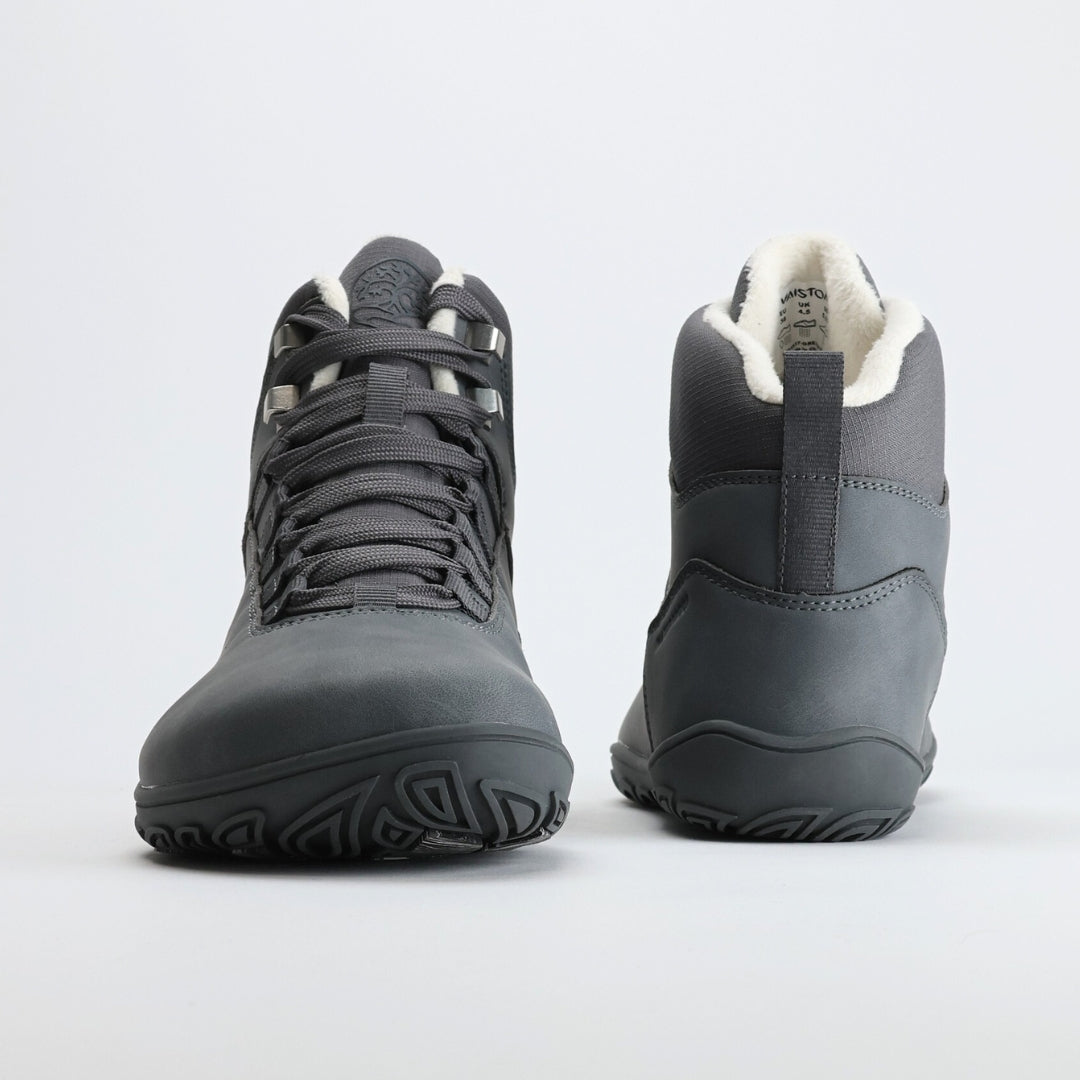 Pakkasharmaat Vaistoa Uoma Talvi 3 -paljasjalkavaelluskengät edestä ja takaa kuvattuna. Kuvassa näkyy leveä varvastila ja lämmin karvavuori.