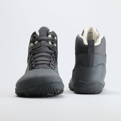 Pakkasharmaat Vaistoa Uoma Talvi 3 -paljasjalkavaelluskengät edestä ja takaa kuvattuna. Kuvassa näkyy leveä varvastila ja lämmin karvavuori.