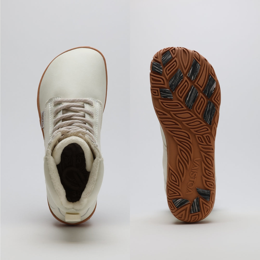 Luonnonvalkea Vaistoa Hurmos 2 -paljasjalkamaihari ylhäältä ja alta kuvattuna. Kuvassa näkyy kengän leveä, jalan anatomian mukainen varvastila ja joustava pohjakuviointi.