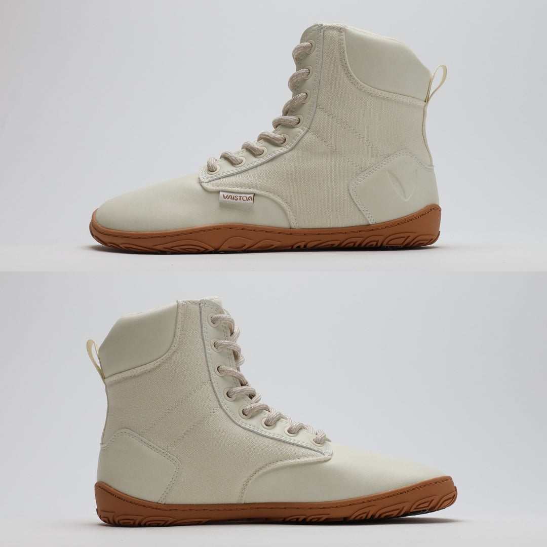 Luonnonvalkea Vaistoa Hurmos 2 -paljasjalkamaihari kuvattuna sivuprofiilista mediaali- ja lateraalipuolelta. Kuvassa korostuu kengän tasainen zero drop -pohja ja minimalistinen, kevyt rakenne.