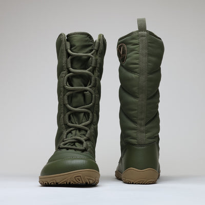 Vaistoa Hanki – korkeavartiset paljasjalkakengät talveen, väri oliivinvihreä. Kuvassa kengät edestä ja takaa, esittelee kengän muodon, varren korkeuden ja kokonaisrakenteen.