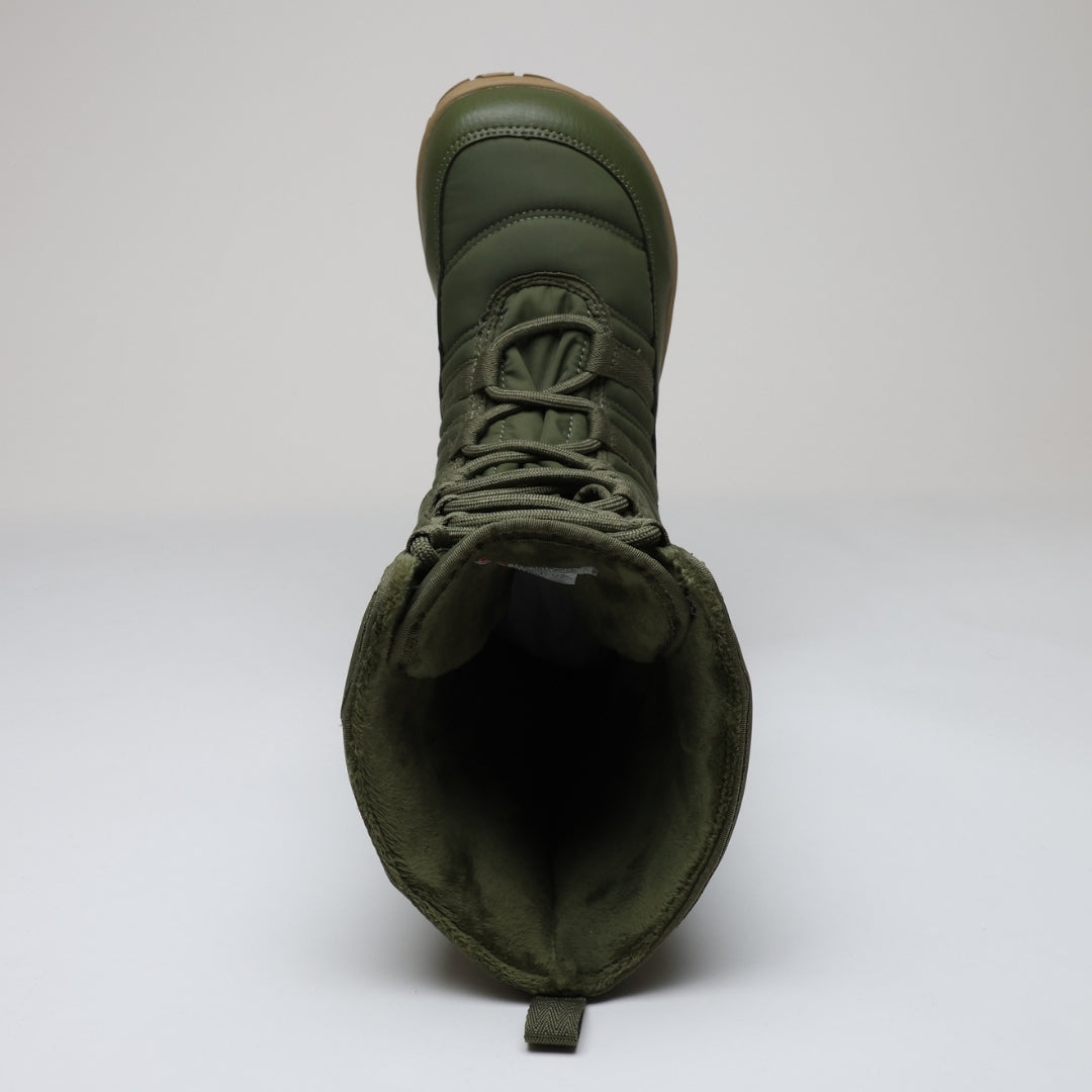 Vaistoa Hanki – korkeavartiset paljasjalkakengät talveen, väri oliivinvihreä. Kuvassa kengän leveä, jalan anatomian mukainen varvastila, joka antaa varpaille luonnollisen liikkumavaran ja tukee jalan terveellistä asentoa.