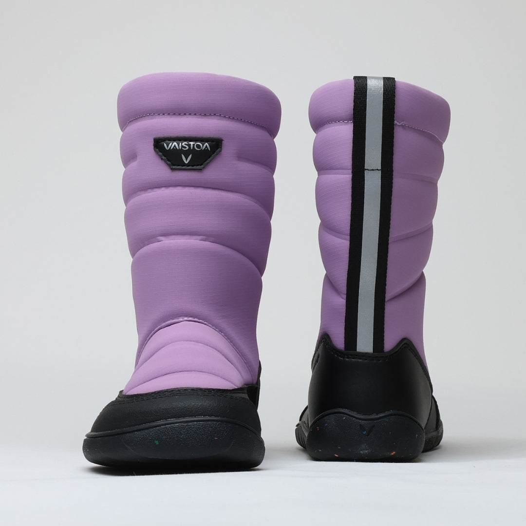 Vaistoa Kinos – lasten korkeavartiset paljasjalkakengät talveen, väri lila. Kuvassa edessä ja takana heijastava nauha, joka lisää näkyvyyttä.