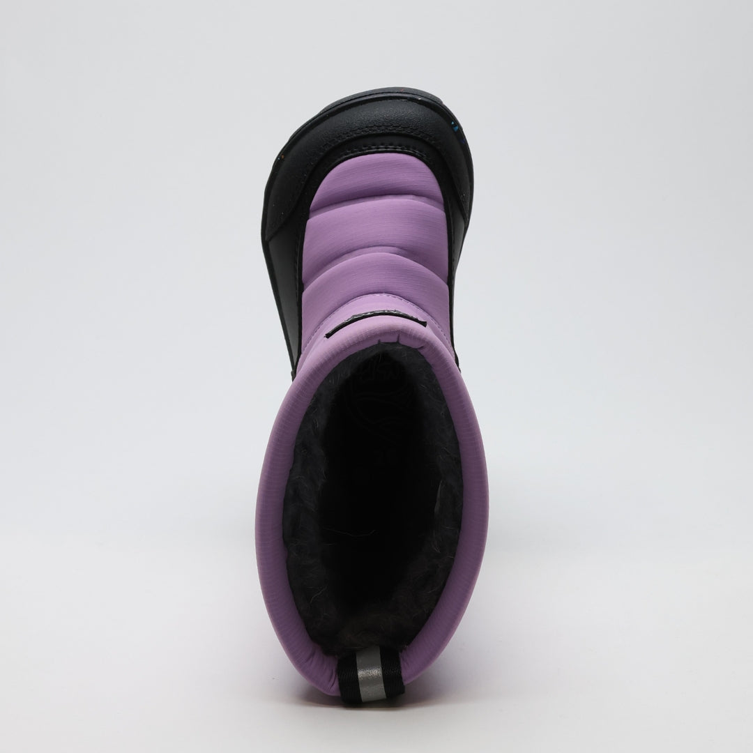 Vaistoa Kinos – lasten korkeavartiset paljasjalkakengät talveen, väri lila. Kuvassa kengän leveä, jalan anatomian mukainen varvastila, joka antaa varpaille tilaa liikkua luonnollisesti.