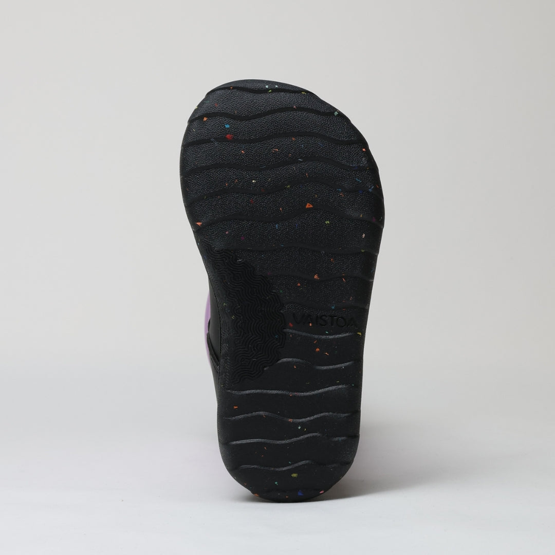 Vaistoa Kinos – lasten korkeavartiset paljasjalkakengät talveen, väri lila. Kuvassa kengän talvipohja, joka on valmistettu pehmeämmästä kumiseoksesta paremman pidon mahdollistamiseksi.