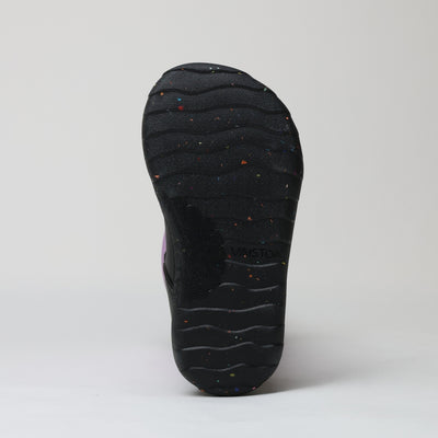 Vaistoa Kinos – lasten korkeavartiset paljasjalkakengät talveen, väri lila. Kuvassa kengän talvipohja, joka on valmistettu pehmeämmästä kumiseoksesta paremman pidon mahdollistamiseksi.