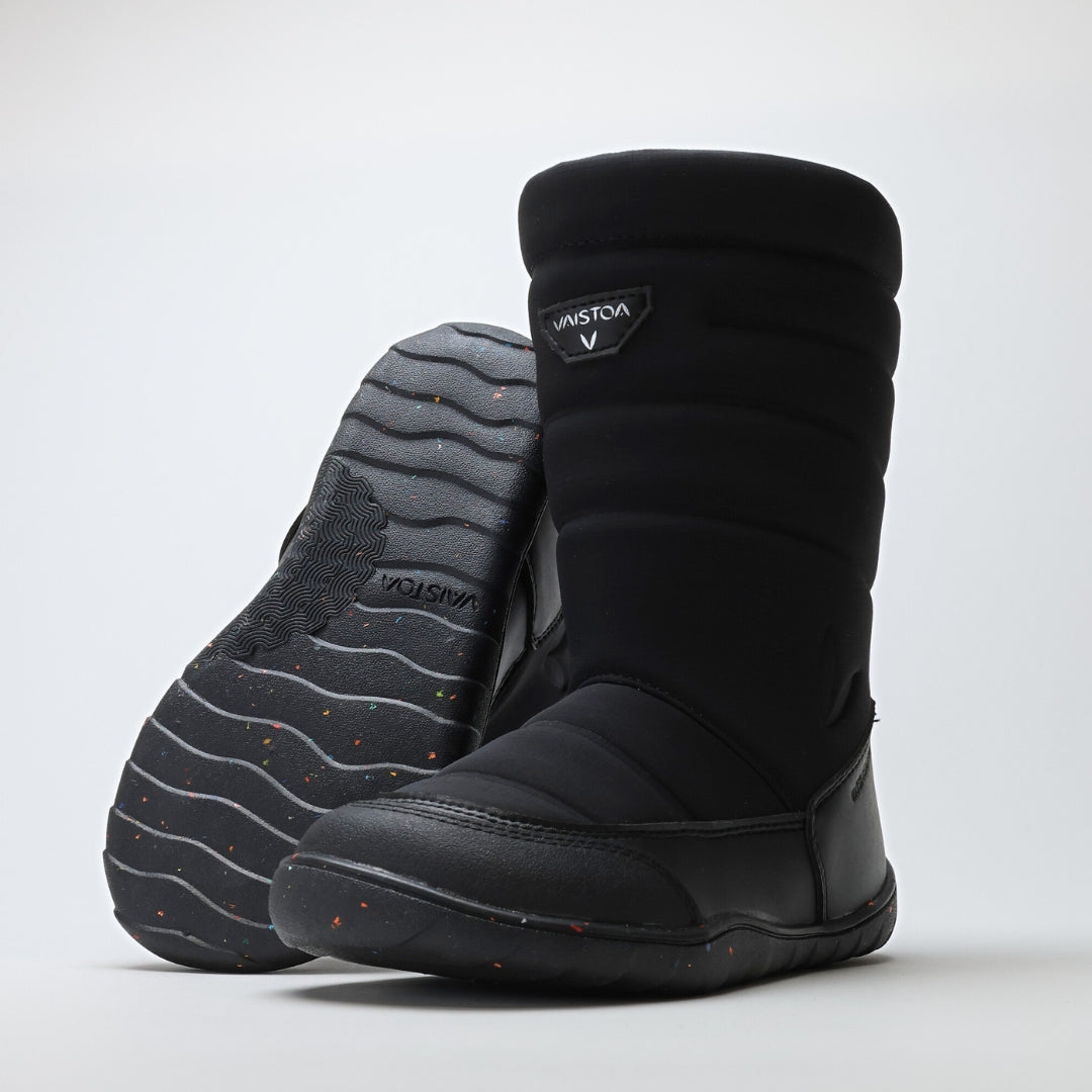 Vaistoa Kinos – lasten korkeavartiset paljasjalkakengät talveen, väri musta. Design from Finland.