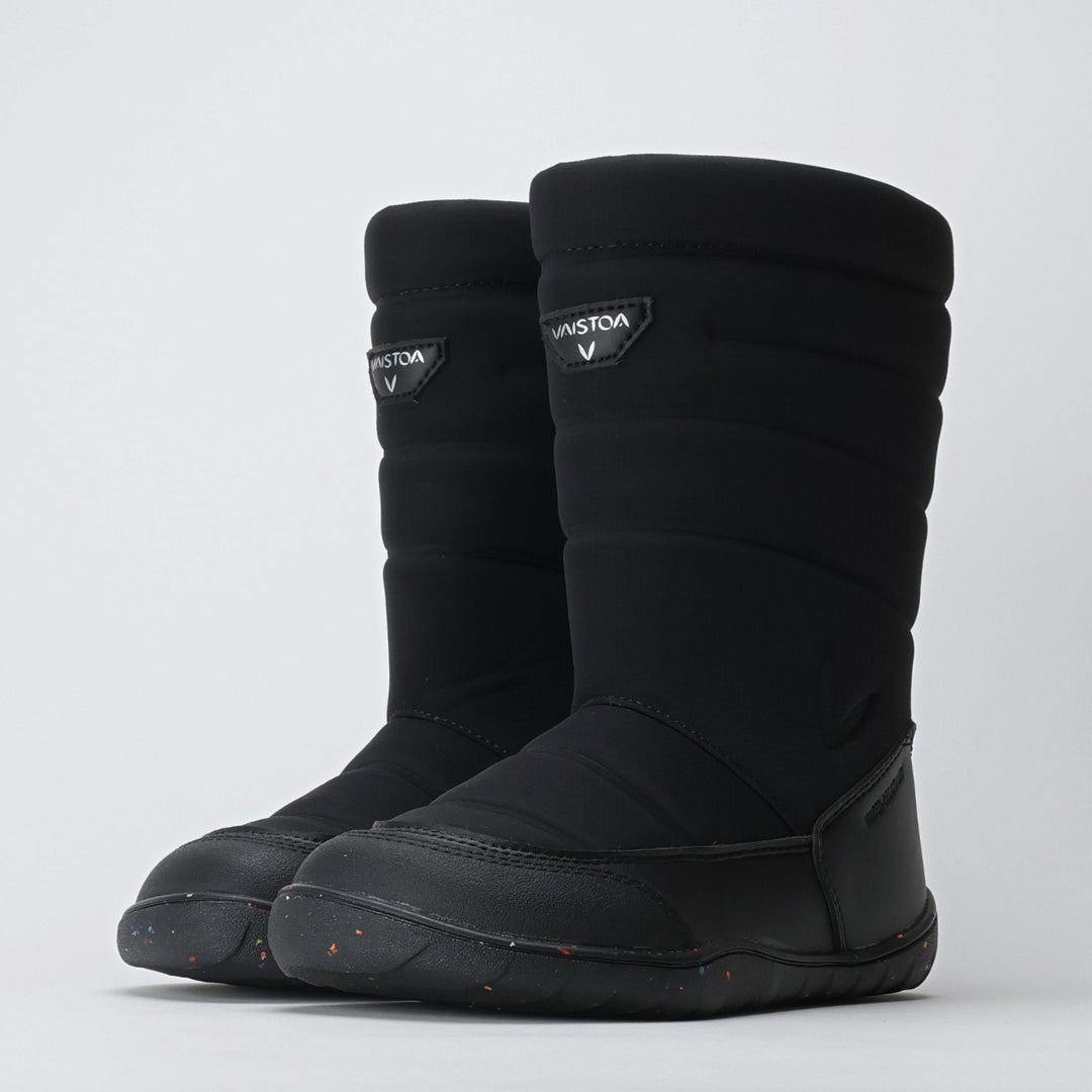 Vaistoa Kinos – lasten korkeavartiset paljasjalkakengät talveen, väri musta. Kuvassa kenkäpari etuviistosta kuvattuna.