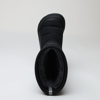 Vaistoa Kinos – lasten korkeavartiset paljasjalkakengät talveen, väri musta. Kuvassa kengän leveä, jalan anatomian mukainen varvastila, joka antaa varpaille tilaa liikkua luonnollisesti.