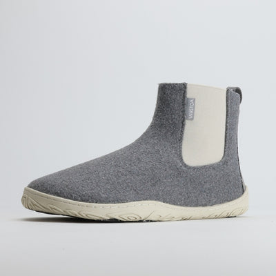 Yksittäinen helmenharmaa Vaistoa Sulo -huopanilkkuri on kuvattu etuviistosta. Kuva tuo esiin pehmeän huopapinnan, anatomisen varvastilan ja luonnollisen jalan muotoa seuraavan istuvuuden.