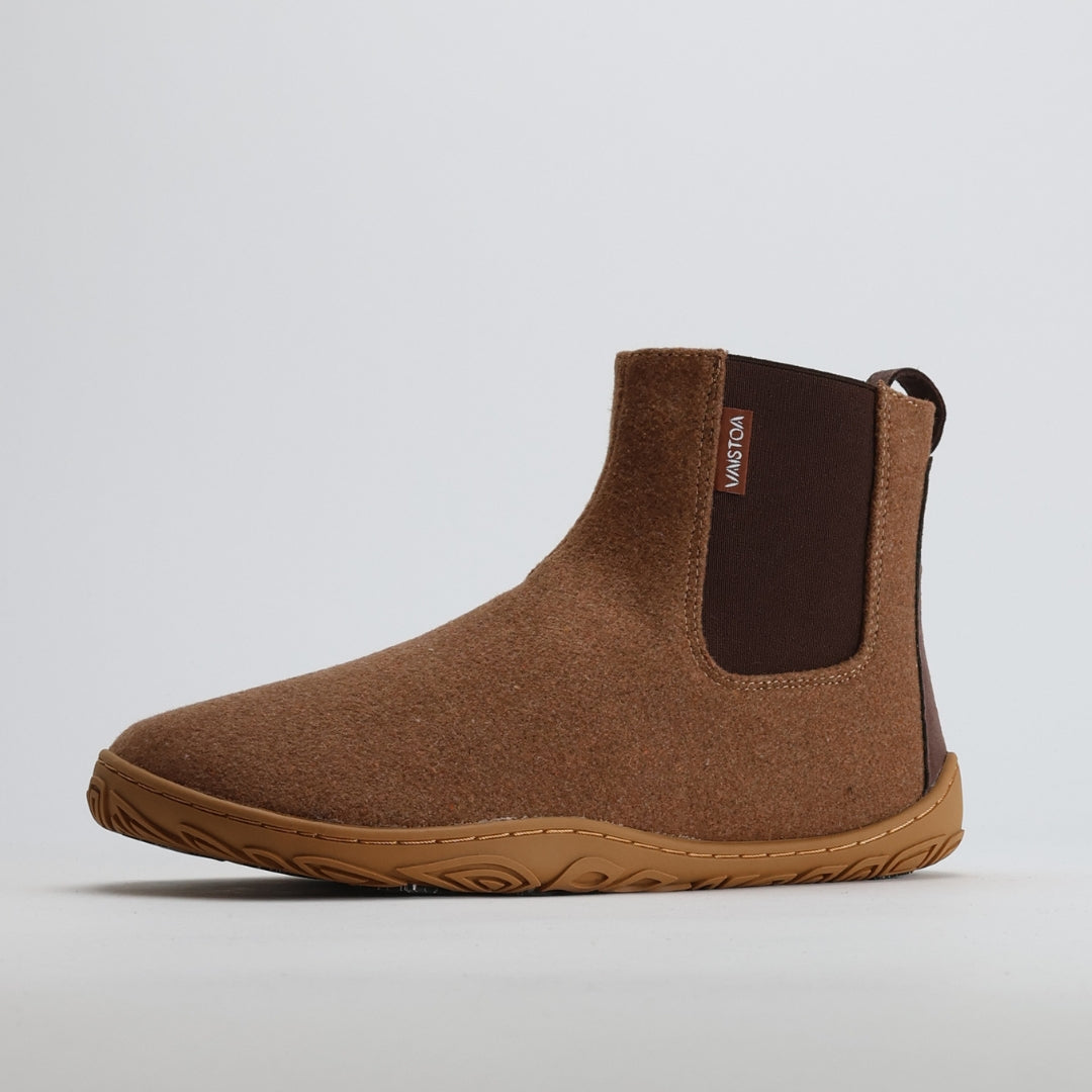 Yksittäinen Vaistoa Sulo -huopanilkkuri paahdetun mantelin sävyssä on kuvattu etuviistosta. Kuva korostaa minimalistista muotoilua, leveää varvastilaa ja luonnollista jalan linjaa seuraavaa istuvuutta.